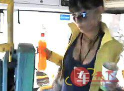 惊!<em>性感mm</em>坐公交<em>胸部</em>刷卡 50岁大妈效仿(图)-